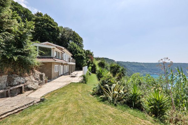 casa indipendente in vendita a Castel Gandolfo