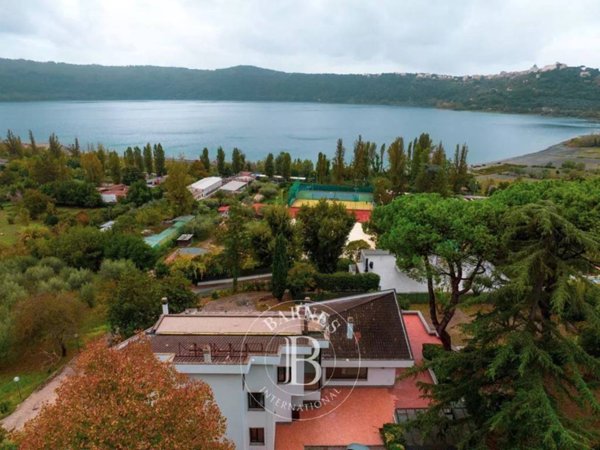 casa indipendente in vendita a Castel Gandolfo