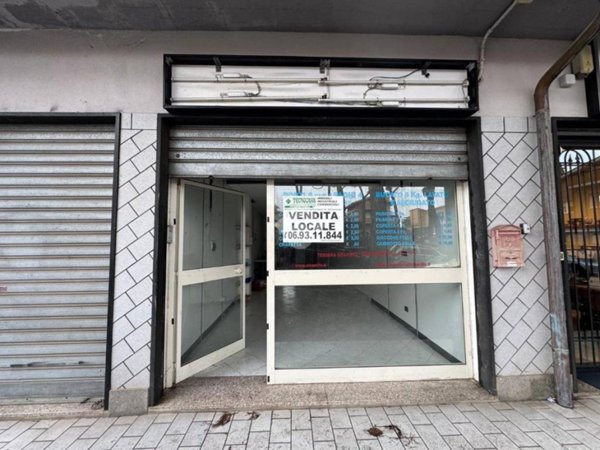 negozio in vendita a Castel Gandolfo in zona Pavona