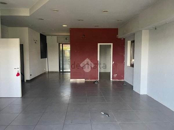 locale commerciale in vendita a Castel Gandolfo in zona Pavona