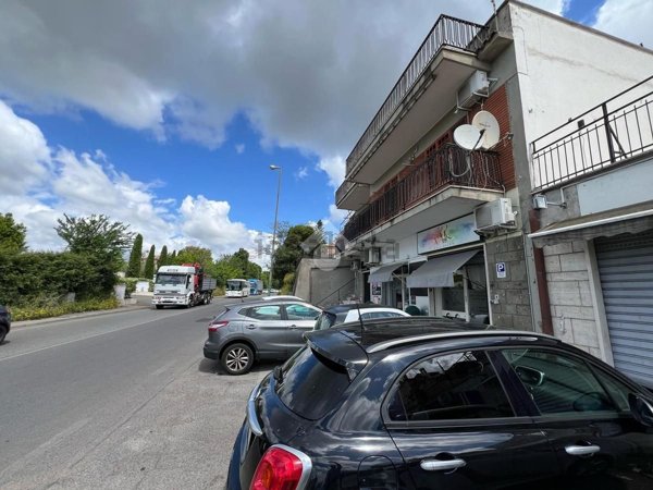 locale commerciale in vendita a Castel Gandolfo in zona Pavona