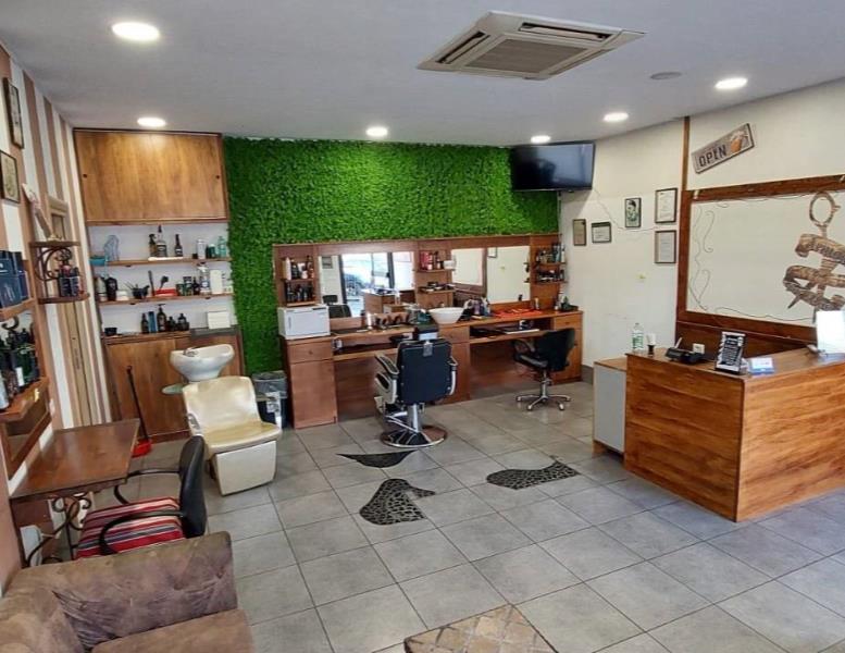 locale commerciale in vendita a Castel Gandolfo in zona Pavona