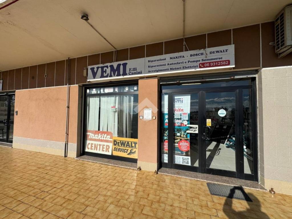 negozio in vendita a Castel Gandolfo in zona Pavona