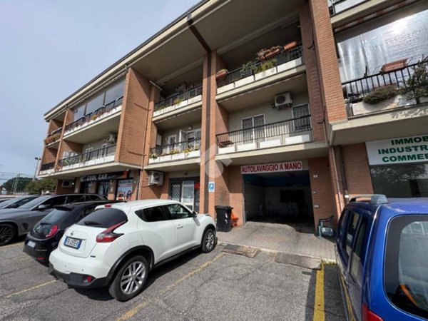 negozio in vendita a Castel Gandolfo in zona Pavona