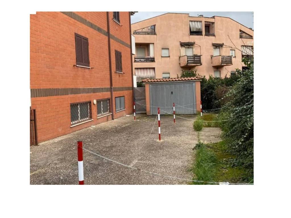 locale commerciale in vendita a Castel Gandolfo in zona Pavona