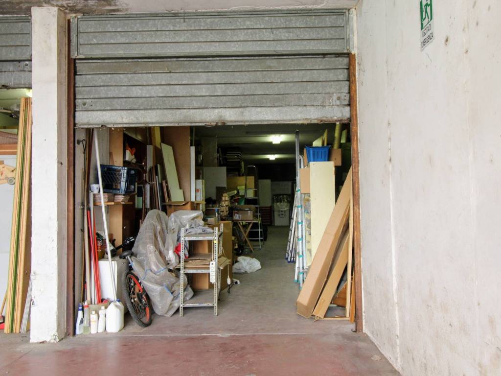 locale commerciale in vendita a Castel Gandolfo in zona Pavona