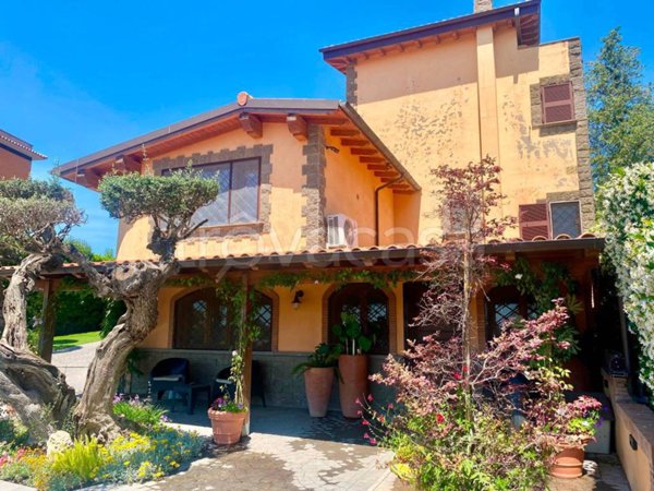 casa indipendente in vendita a Castel Gandolfo in zona Pavona