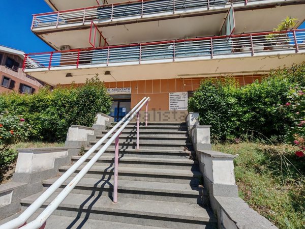 locale commerciale in vendita a Castel Gandolfo in zona Pavona