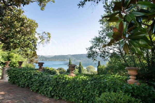 casa indipendente in vendita a Castel Gandolfo