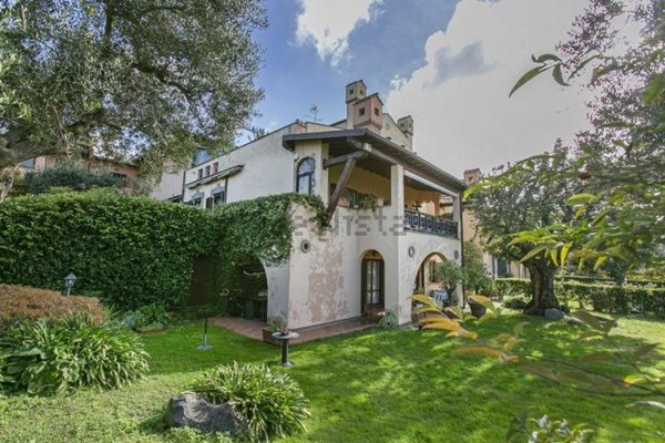 casa indipendente in vendita a Castel Gandolfo in zona Pavona