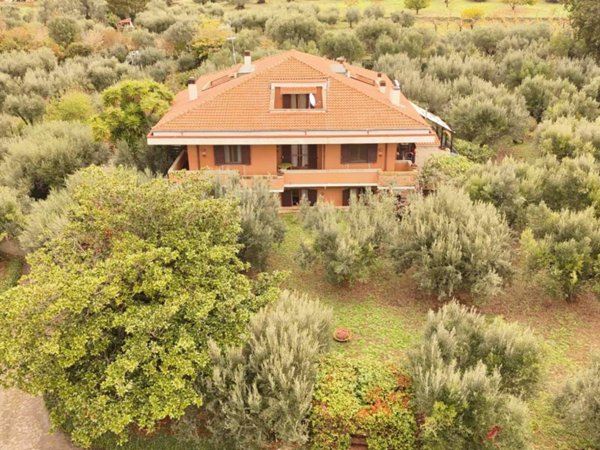 casa indipendente in vendita a Castel Gandolfo in zona Pavona