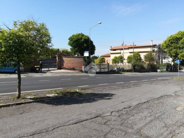 locale commerciale in vendita a Castel Gandolfo in zona Pavona