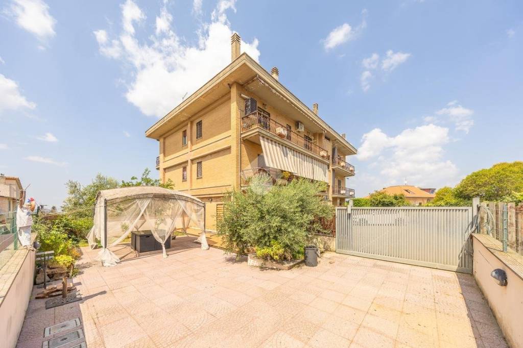 appartamento in vendita a Castel Gandolfo in zona Pavona