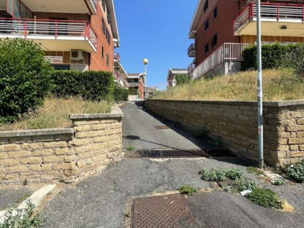 locale commerciale in vendita a Castel Gandolfo in zona Pavona