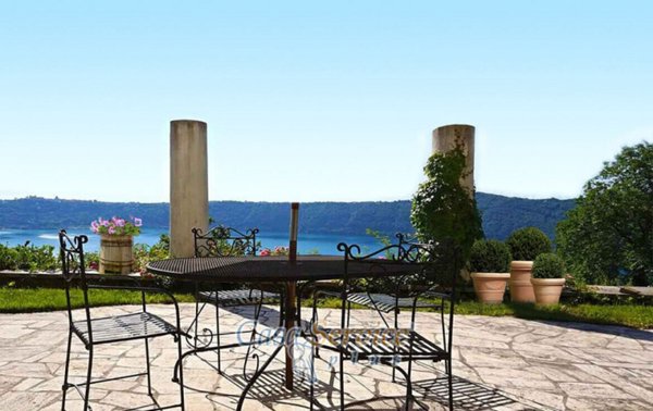 casa indipendente in vendita a Castel Gandolfo