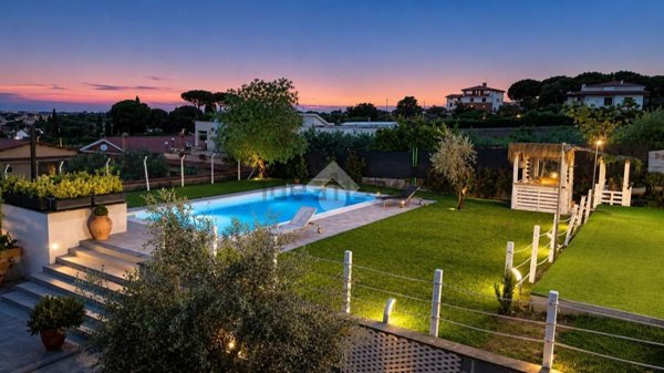 casa indipendente in vendita a Castel Gandolfo in zona Pavona