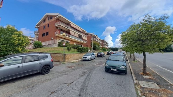 locale di sgombero in vendita a Castel Gandolfo in zona Pavona