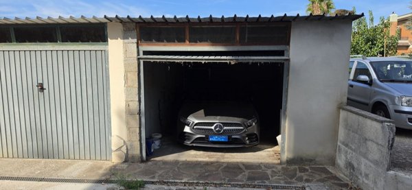 box auto in vendita a Castel Gandolfo in zona Pavona