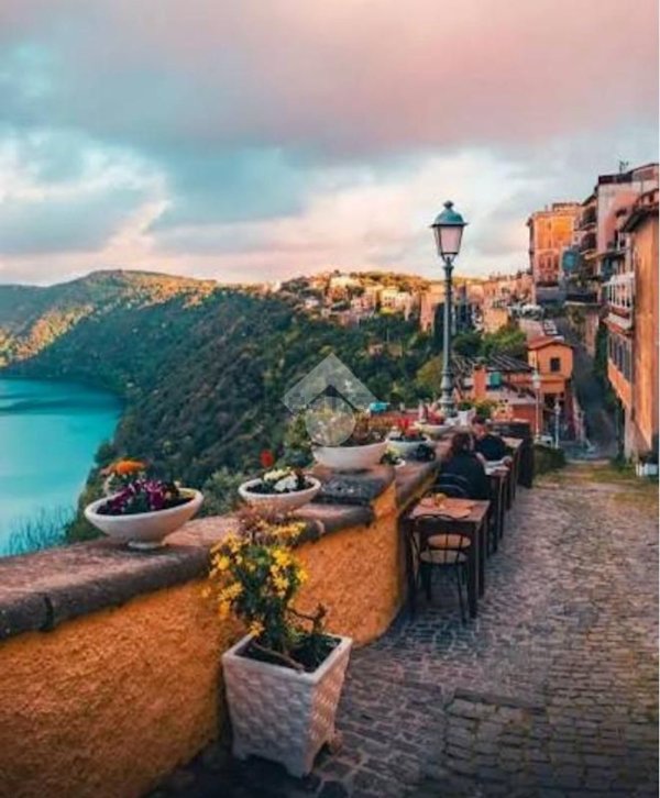 appartamento in vendita a Castel Gandolfo in zona Mole di Castel Gandolfo