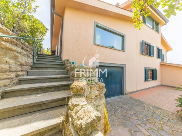 casa indipendente in vendita a Castel Gandolfo in zona Pavona