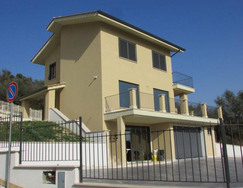 casa indipendente in vendita a Castel Madama