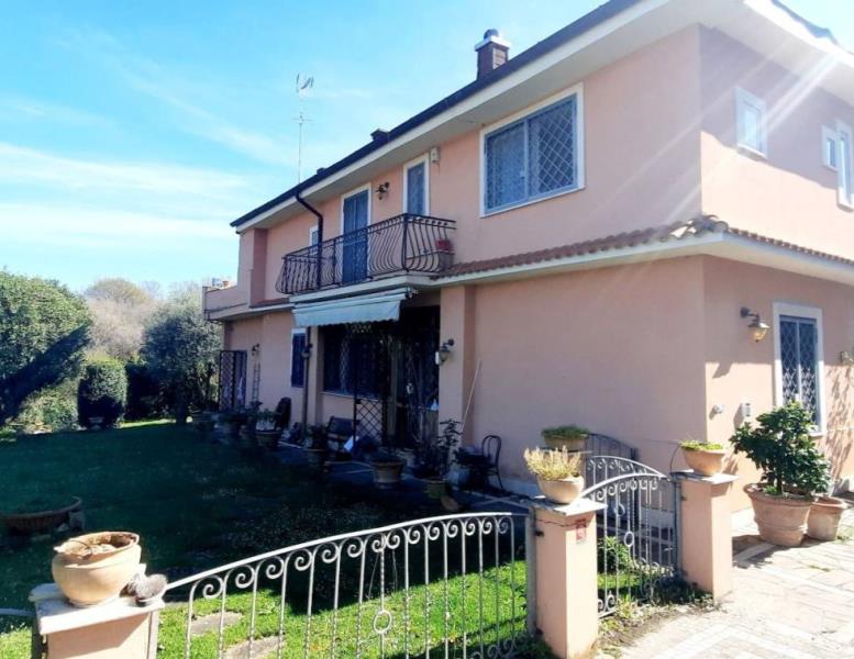 casa indipendente in vendita a Castel Madama
