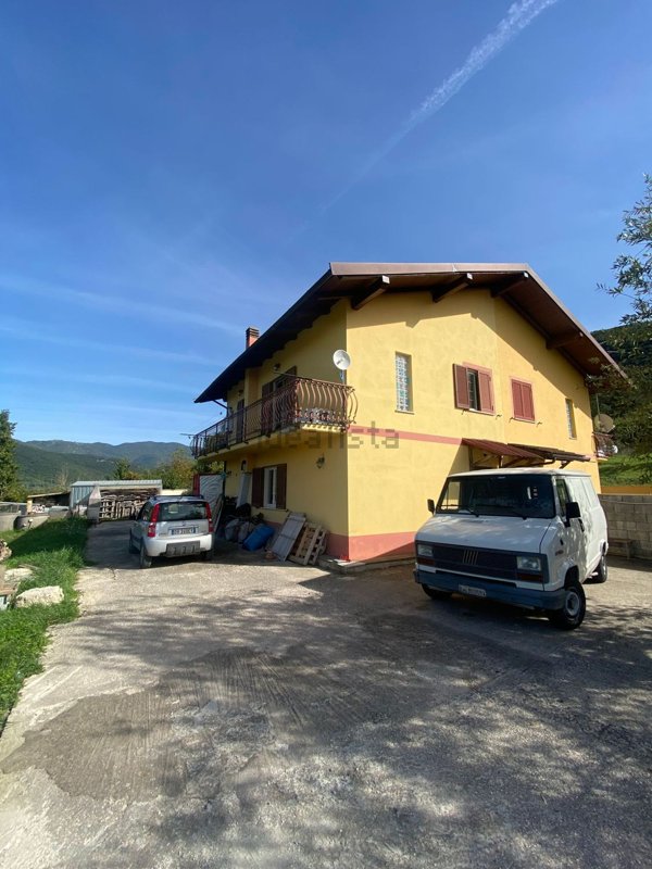 casa indipendente in vendita a Castel Madama