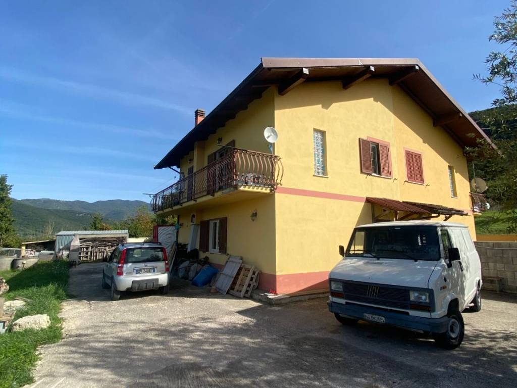 casa indipendente in vendita a Castel Madama