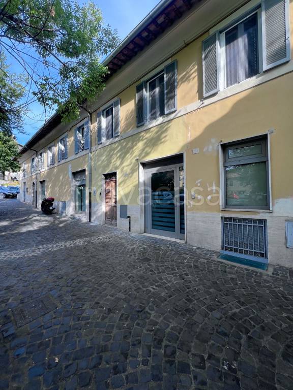 negozio in vendita a Castel Madama
