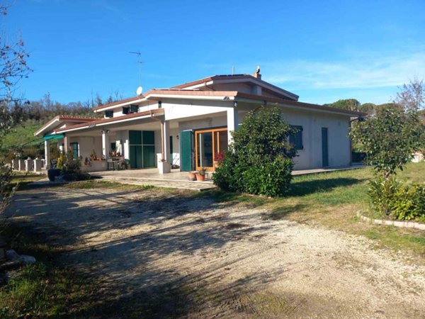 casa indipendente in vendita a Castel Madama