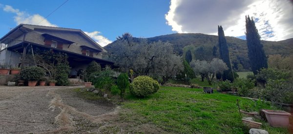 casa indipendente in vendita a Castel Madama