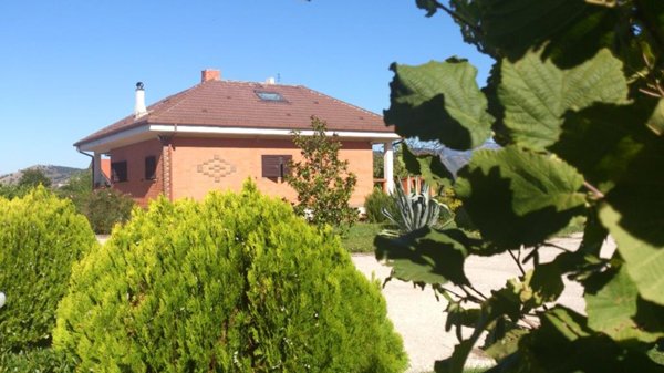 casa indipendente in vendita a Castel Madama