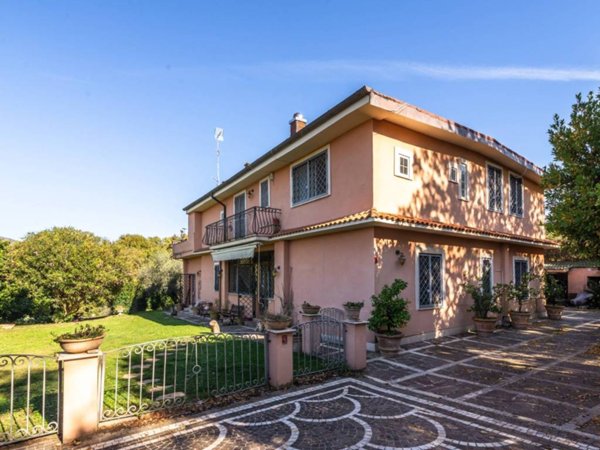 casa indipendente in vendita a Castel Madama