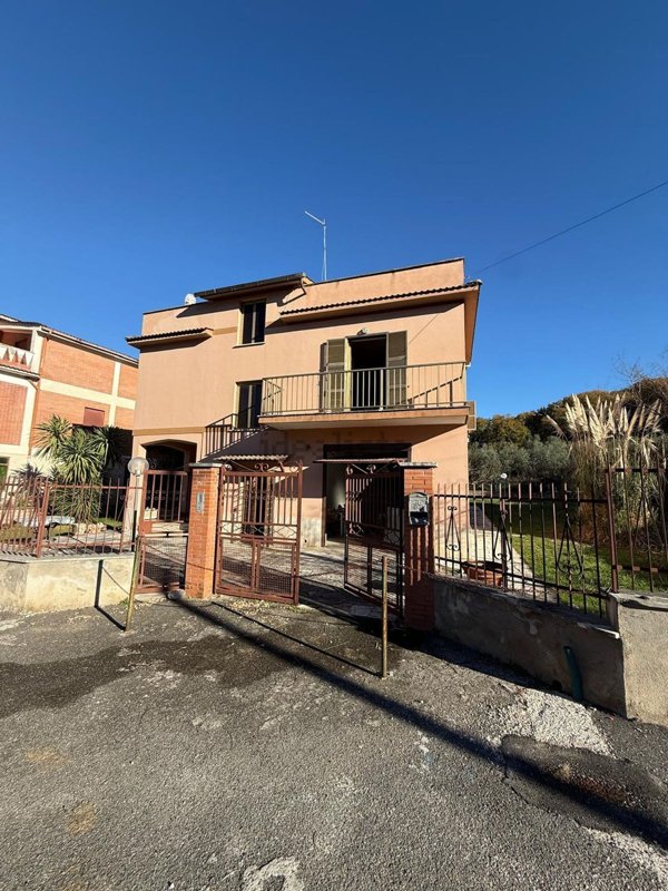 casa indipendente in vendita a Castel Madama