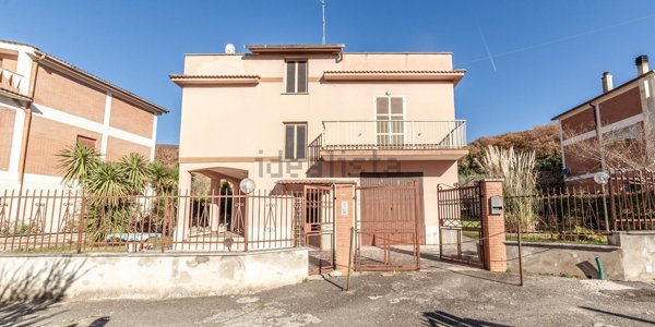 casa indipendente in vendita a Castel Madama