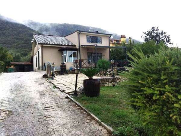 casa indipendente in vendita a Castel Madama