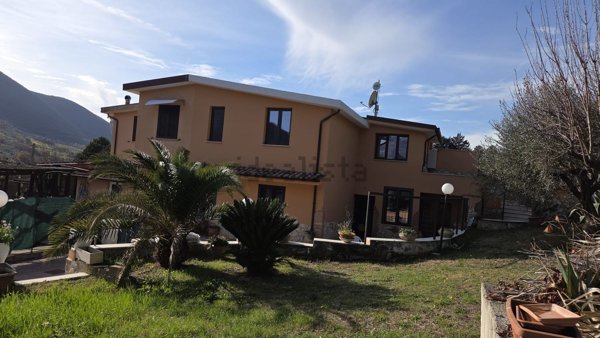 casa indipendente in vendita a Castel Madama