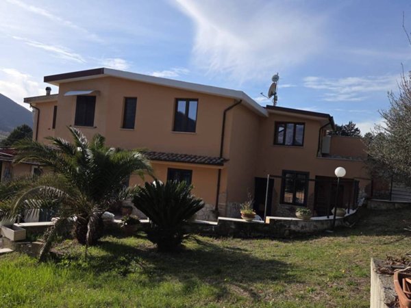 casa indipendente in vendita a Castel Madama