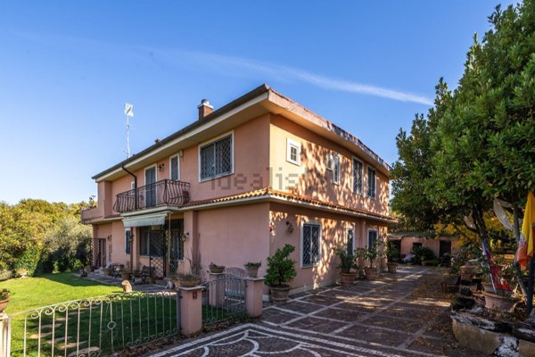 casa indipendente in vendita a Castel Madama