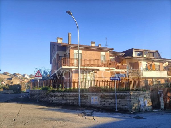 casa indipendente in vendita a Castelnuovo di Porto