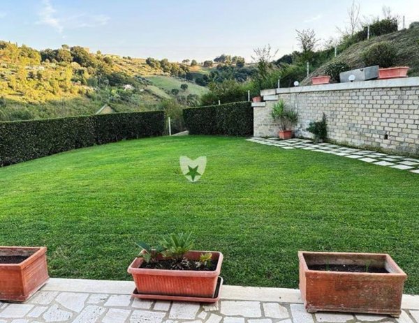 casa indipendente in vendita a Castelnuovo di Porto