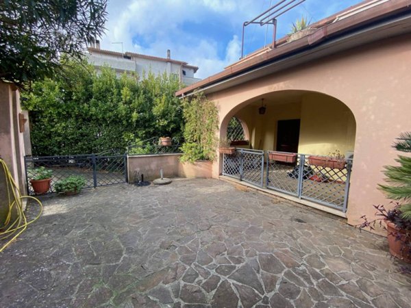 casa indipendente in vendita a Castelnuovo di Porto