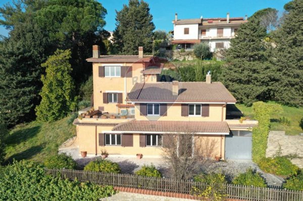 casa indipendente in vendita a Castelnuovo di Porto