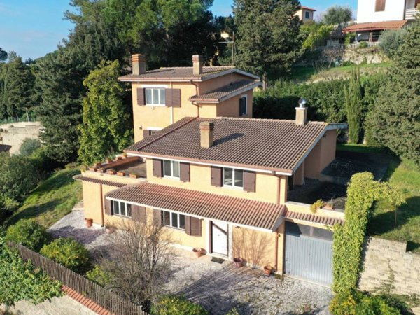 casa indipendente in vendita a Castelnuovo di Porto