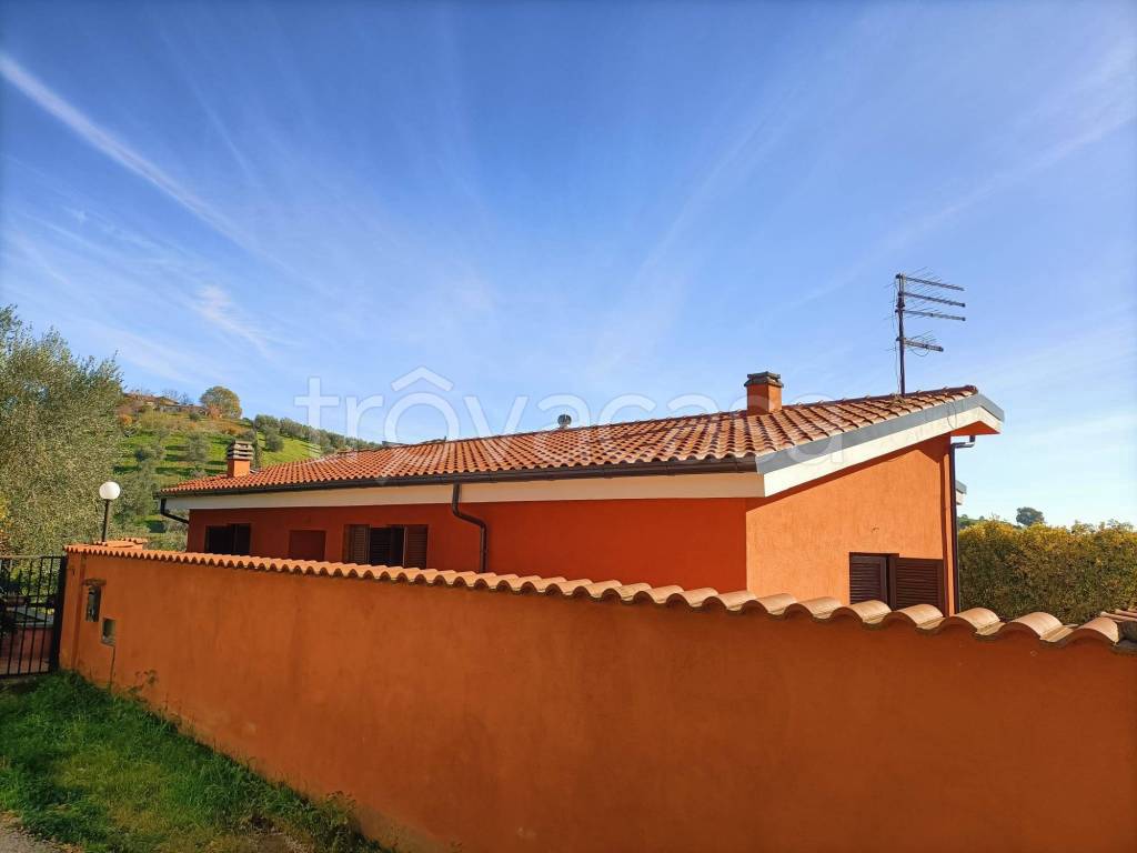 casa indipendente in vendita a Castelnuovo di Porto