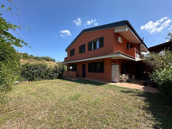 casa indipendente in vendita a Castelnuovo di Porto