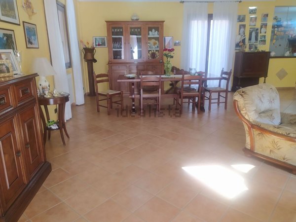 casa indipendente in vendita a Castelnuovo di Porto