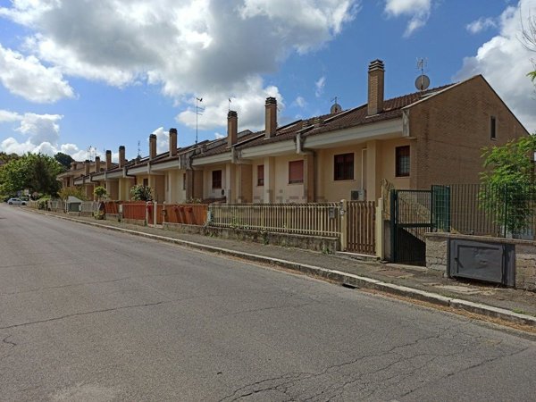 casa indipendente in vendita a Castelnuovo di Porto