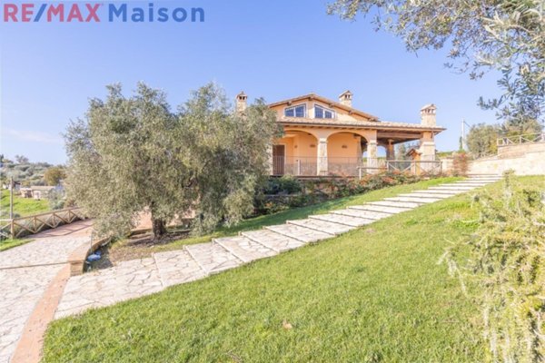 casa indipendente in vendita a Castelnuovo di Porto