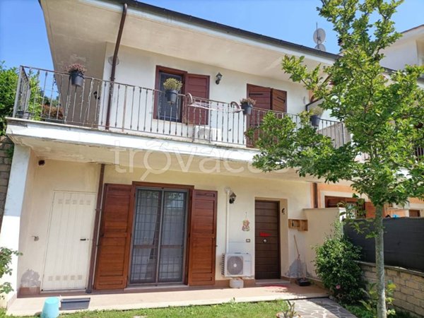casa indipendente in vendita a Castelnuovo di Porto